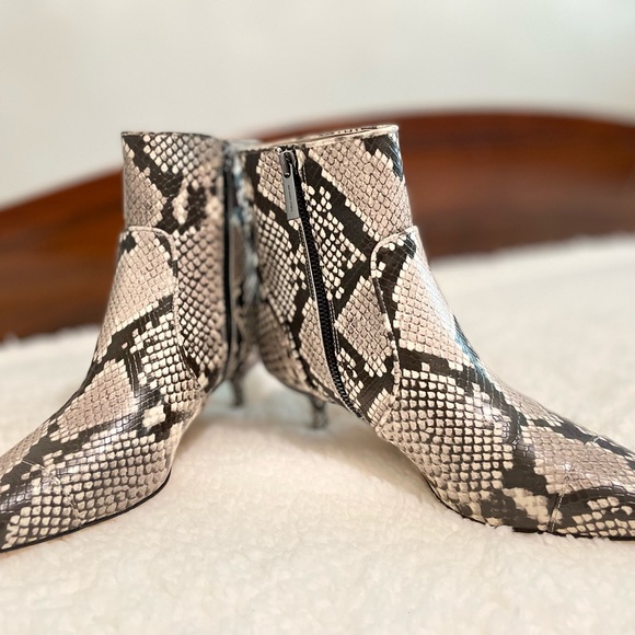 NEW Michael Kors Kadence Kitten Bootie EMB Faux Leather Color Sand Size 10M Box. - Picture 13 of 17